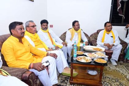ओमप्रकाश राजभर और बोगना प्रधान प्रतिनिधि दिनेश चौहान चर्चा में