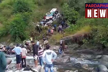 उत्तराखंड के अल्मोड़ा में बस खाई में गिरी, 28 लोगों की मौत, कई के फंसे होने की आशंका