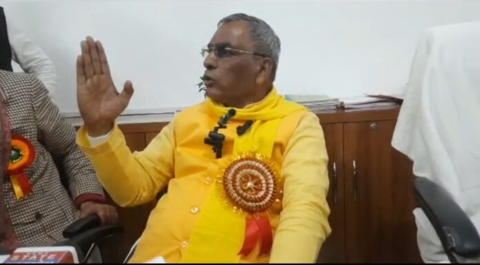गाजीपुर: मंत्री ओमप्रकाश राजभर का विवादित बयान, ठेकेदारों को गाली और जूते से मारने की धमकी