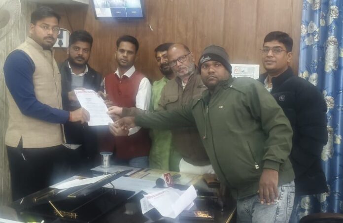 मऊ: पत्रकारों पर फर्जी मुकदमे के विरोध में शादियाबाद के पत्रकारों ने एसडीएम जखनिया को सौंपा ज्ञापन