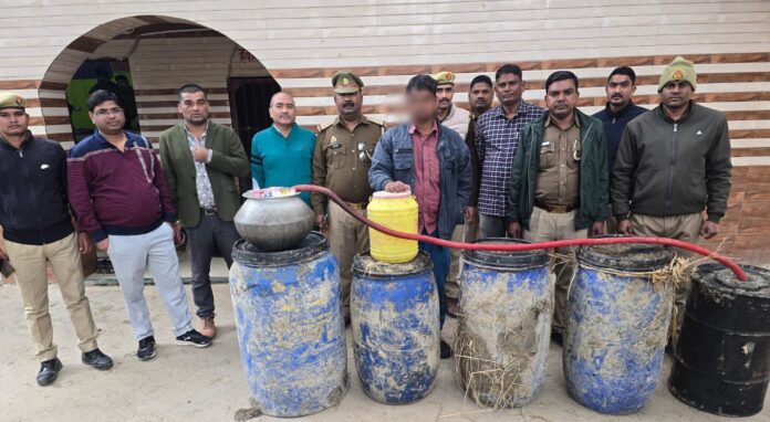 गाजीपुर: 45 लीटर अवैध कच्ची शराब के साथ एक आरोपी गिरफ्तार, बड़ी मात्रा में उपकरण बरामद