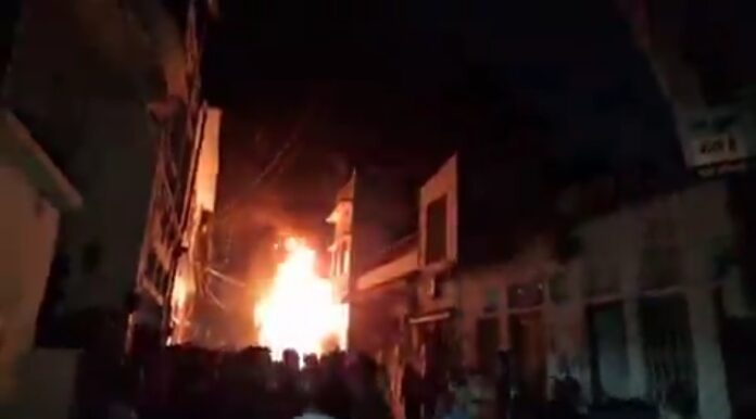 गाजीपुर: मियांपुरा में तीन मंजिला मकान में आग, बड़ा हादसा टला