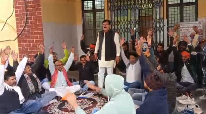 सीएमओ के खिलाफ भाजपा कार्यकर्ताओं का विरोध प्रदर्शन, सार्वजनिक माफी की मांग