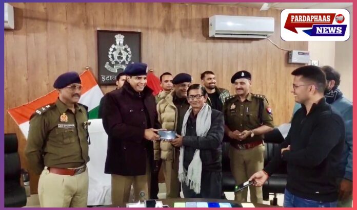 इटावा पुलिस की मिसाल: खोए हुए 102 मोबाइल बरामद कर जनता का विश्वास जीता
