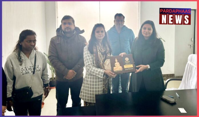 ग्रेटर नोएडा वेस्ट की समस्याओं पर विकास समिति की एसीईओ प्रेरणा सिंह से अहम बैठक