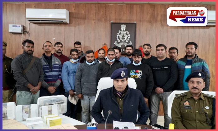 इटावा पुलिस की बड़ी कार्रवाई: डिजिटल लॉक तोड़कर मोबाइल चोरी करने वाले गिरोह का पर्दाफाश, 60 लाख रुपये के मोबाइल, नकदी, क्रेटा कार बरामद