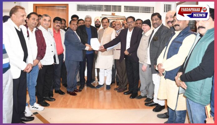 ऑनलाइन ट्रेडिंग के खिलाफ व्यापारियों का ज्ञापन, प्रधानमंत्री से हस्तक्षेप की मांग
