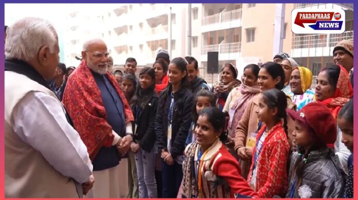 दिल्ली में झुग्गीवासियों का सपना हुआ साकार: पीएम मोदी ने अशोक विहार में फ्लैट्स की चाबियां सौंपी