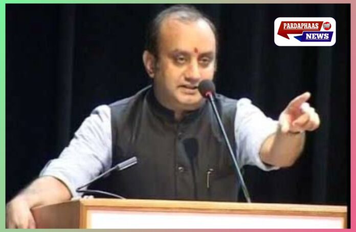 ### **केजरीवाल के ‘यमुना में जहर’ वाले बयान पर भाजपा का पलटवार, सुधांशु त्रिवेदी बोले – 'पाकिस्तान ने भी ऐसा आरोप नहीं लगाया'** आम आदमी पार्टी के संयोजक अरविंद केजरीवाल द्वारा **यमुना के पानी में जहर मिलाने** के आरोप पर भारतीय जनता पार्टी ने तीखी प्रतिक्रिया दी है। भाजपा सांसद और प्रवक्ता **सुधांशु त्रिवेदी** ने इस बयान को **भ्रम और झूठ की राजनीति** करार दिया और कहा कि **भारत-पाकिस्तान युद्ध में भी पाकिस्तान ने भारत पर ऐसा आरोप नहीं लगाया था।** ### **सुधांशु त्रिवेदी का केजरीवाल पर हमला** टीवी9 भारतवर्ष के कार्यक्रम **‘सवाल सत्ता का’** में सुमैरा खान के सवाल **