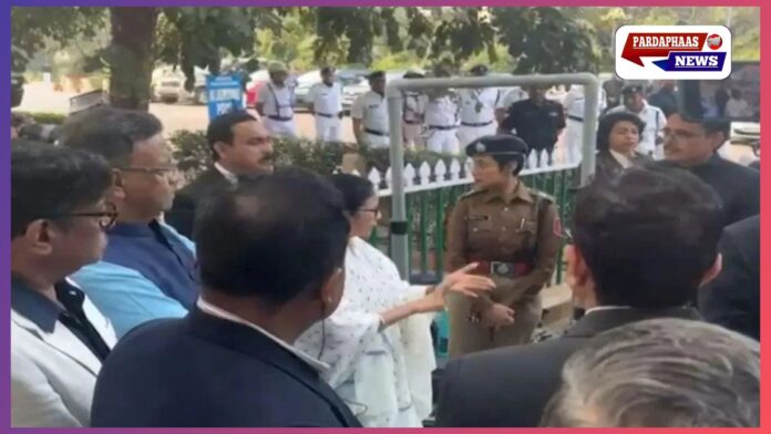गणतंत्र दिवस पर ममता बनर्जी और राज्यपाल के बीच टकराव, कोलकाता पुलिस बैंड को एंट्री न देने पर सीएम ने किया हस्तक्षेप