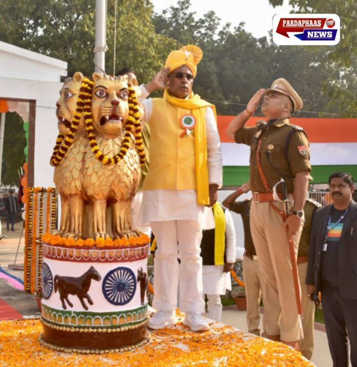 गाजीपुर: गणतंत्र दिवस पर मंत्री ओमप्रकाश राजभर का जूता पहनकर ध्वजारोहण, प्रोटोकॉल उल्लंघन पर विवाद गरमाया