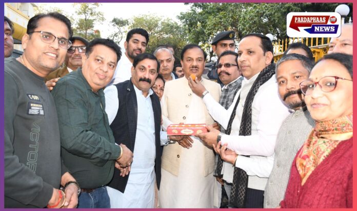 दिल्ली में ऐतिहासिक विजय पर नोएडा महानगर भाजपा कार्यकर्ताओं ने मनाया जश्न