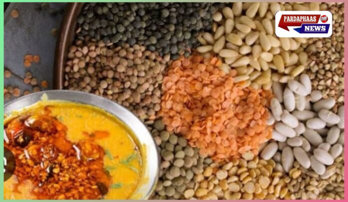 दाल देखो, दाल का पानी देखो… और नमक से काम चलाओ!