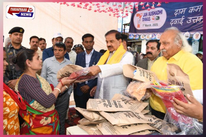 सांसद डॉ. महेश शर्मा ने जन औषधि केंद्र का दौरा किया, सस्ती और गुणवत्तापूर्ण दवाओं के महत्व पर दिया जोर