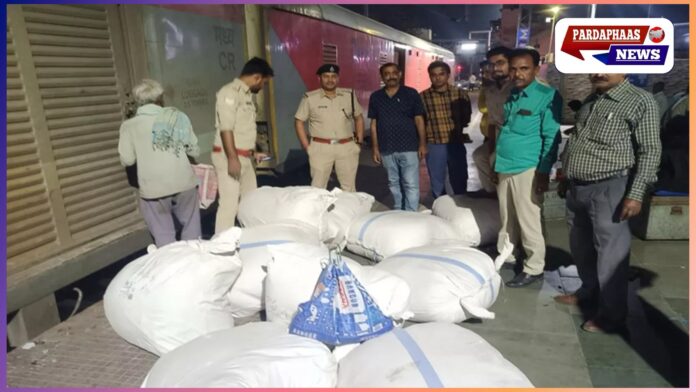 राजधानी एक्सप्रेस में पुलिस की बड़ी कार्रवाई, 10 बोरियों में मिला विदेशी पोस्ता दाना, 11.60 लाख रुपये की बरामदगी