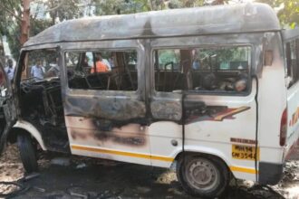 पुणे: वेतन कटौती से नाराज ड्राइवर की खौफनाक साजिश, कंपनी की बस में लगाई आग, 4 इंजीनियर जिंदा जले!