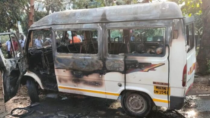 पुणे: वेतन कटौती से नाराज ड्राइवर की खौफनाक साजिश, कंपनी की बस में लगाई आग, 4 इंजीनियर जिंदा जले!