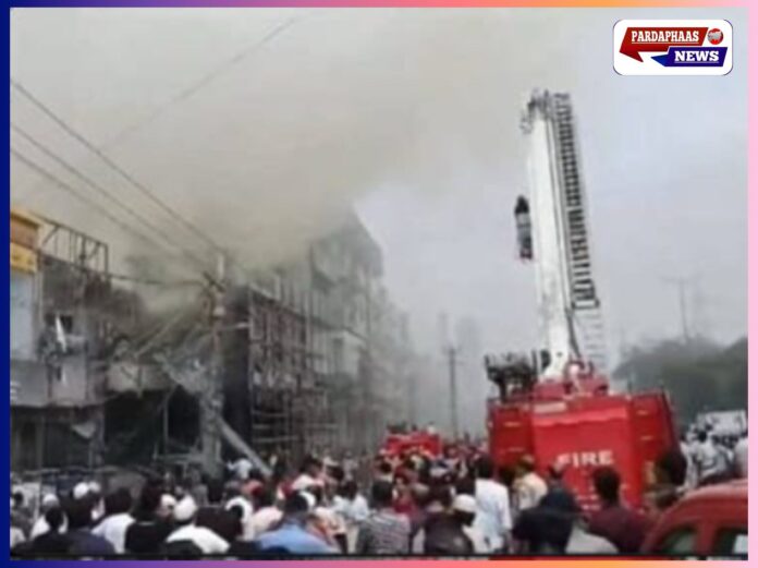शाहीन बाग में बाटा शोरूम में भीषण आग, दमकल की 6 गाड़ियां मौके पर, कोई हताहत नहीं