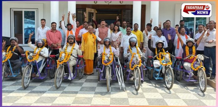 दिव्यांगजनों के चेहरों पर लौटी मुस्कान: देवरिया विधायक शलभ मणि त्रिपाठी के नेतृत्व में भेंट की गई अत्याधुनिक मोटराइज्ड गाड़ियाँ