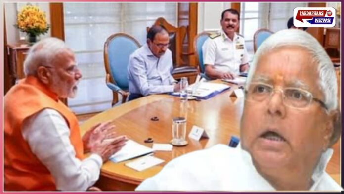 जाति जनगणना पर केंद्र सरकार का ऐतिहासिक फैसला, लालू और तेजस्वी ने बताया 'हमारी विचारधारा की जीत', सरकार ने कांग्रेस पर साधा निशाना नई दिल्ली/पटना: केंद्र सरकार ने बुधवार को एक बड़ा और बहुप्रतीक्षित फैसला लेते हुए घोषणा की है कि अगली मूल जनगणना में जातिगत गणना को भी शामिल किया जाएगा। यह वही मुद्दा है जिस पर विपक्ष लगातार मोदी सरकार पर हमलावर रहा है, खासकर समाजवादी नेता और आरजेडी सुप्रीमो लालू प्रसाद यादव, जो इसे अपनी वर्षों पुरानी मांग बताते रहे हैं। 🔹 लालू यादव का तंज: 