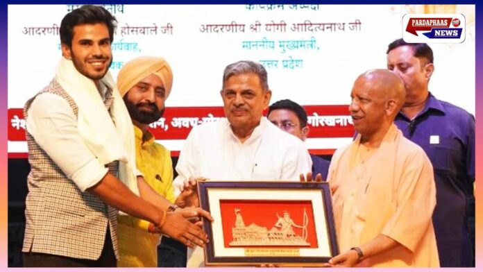 पीयूष सिंह चौहान को भारत-नेपाल सीमा पर सेवा कार्यों के लिए मिला सम्मान, सीएम योगी और दत्तात्रेय होसबोले ने किया सम्मानित