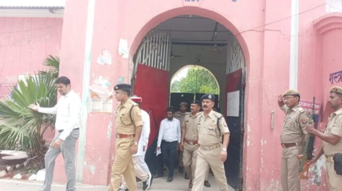 डीएम व एसपी ने किया जिला जेल का औचक निरीक्षण