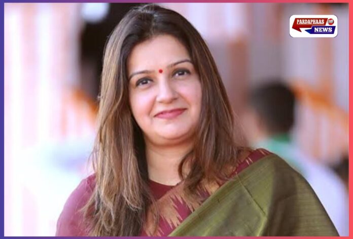 पेरिस में गरजी प्रियंका चतुर्वेदी: 