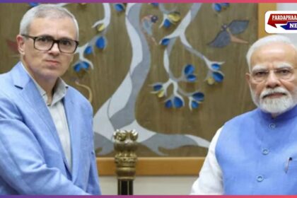 कश्मीर पर ट्रंप के बयान से गरमाई सियासत, उमर अब्दुल्ला की चिंता का पीएम मोदी ने 24 घंटे में दिया जवाब अमेरिकी राष्ट्रपति डोनाल्ड ट्रंप के कश्मीर मुद्दे पर हस्तक्षेप से देश की राजनीति में हलचल तेज हो गई है। विपक्षी दलों ने सवाल उठाया कि भारत के आंतरिक मसले में तीसरी ताकत की भूमिका क्यों आ रही है। जम्मू-कश्मीर के पूर्व मुख्यमंत्री उमर अब्दुल्ला ने तीखी प्रतिक्रिया दी और कहा कि "पाकिस्तान कश्मीर के अंतरराष्ट्रीयकरण में सफल हो गया है।" हालांकि, प्रधानमंत्री नरेंद्र मोदी ने इस चिंता का समाधान केवल 24 घंटे के भीतर अपने निर्णायक बयान के जरिए कर दिया। 🇺🇸 क्या कहा था डोनाल्ड ट्रंप ने? राष्ट्रपति ट्रंप ने भारत और पाकिस्तान के बीच सीजफायर की घोषणा करते हुए कहा था— "मैं दोनों देशों के साथ मिलकर यह देखना चाहता हूं कि क्या एक हज़ार साल बाद कश्मीर समस्या का कोई समाधान निकाला जा सकता है।" उनके इस बयान ने राजनीतिक तूफान खड़ा कर दिया। विपक्षी दलों ने इसे भारत की कूटनीतिक कमजोरी बताते हुए मोदी सरकार पर तीखा हमला बोला। 🗣️ उमर अब्दुल्ला की नाराज़गी नेशनल कॉन्फ्रेंस के नेता उमर अब्दुल्ला ने कहा— "हम उस स्थिति में पहुंच गए हैं, जहां हमें कभी नहीं होना चाहिए था। आज फिर पाकिस्तान ने जम्मू-कश्मीर के मुद्दे को अंतरराष्ट्रीय मंच पर पहुंचा दिया है। यह भारत की एक रणनीतिक विफलता है।" 🛑 पीएम मोदी का निर्णायक जवाब प्रधानमंत्री मोदी ने मात्र 24 घंटे के भीतर राष्ट्र के नाम संबोधन में पाकिस्तान को सख्त चेतावनी दी। उन्होंने कहा कि अब कश्मीर पाकिस्तान के सिलेबस से बाहर हो चुका है और भविष्य में कोई भी वार्ता केवल आतंकवाद और पाकिस्तान अधिकृत कश्मीर (PoK) पर होगी—not कश्मीर। पीएम मोदी ने स्पष्ट कर दिया कि कश्मीर भारत का अभिन्न हिस्सा है और इस पर कोई बाहरी मध्यस्थता स्वीकार नहीं की जाएगी। 🌍 पाकिस्तान को फिर मिली अंतरराष्ट्रीय मंच पर नाकामी पाकिस्तान वर्षों से संयुक्त राष्ट्र और अन्य मंचों पर कश्मीर का मुद्दा उठाता रहा है, लेकिन भारत ने हर बार उसे ठोस कूटनीतिक जवाब दिया है। अब एक बार फिर भारत ने यह साबित कर दिया है कि वह किसी तीसरे पक्ष की भूमिका को स्वीकार नहीं करता। पाकिस्तान को उसकी भाषा में जवाब दिया जाएगा—कूटनीति से भी और ज़रूरत पड़ी तो सर्जिकल स्ट्राइक से भी।