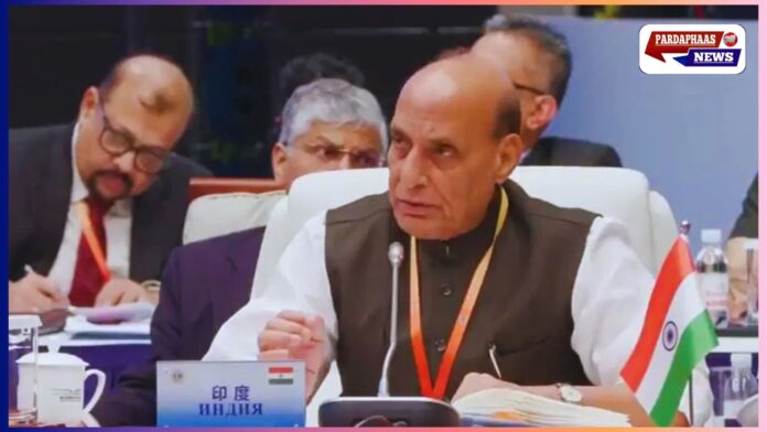शंघाई सहयोग संगठन SCO रक्षा मंत्रियों की बैठक में राजनाथ सिंह का पाकिस्तान-चीन पर करारा प्रहार, कहा – आतंकवाद के खिलाफ एकजुट होकर लड़ना होगा