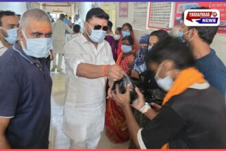 CM योगी आदित्यनाथ के जन्मदिवस पर गाजीपुर में फल वितरण और केक काटकर दी गई शुभकामनाएं
