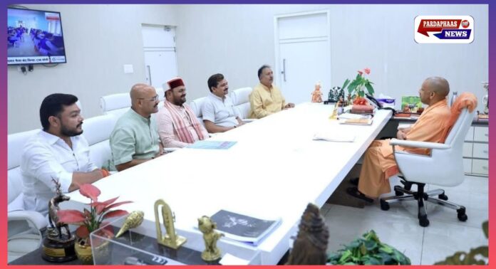 गाजीपुर: विकास कार्यों को लेकर मुख्यमंत्री से मिले एमएलसी और जनप्रतिनिधि