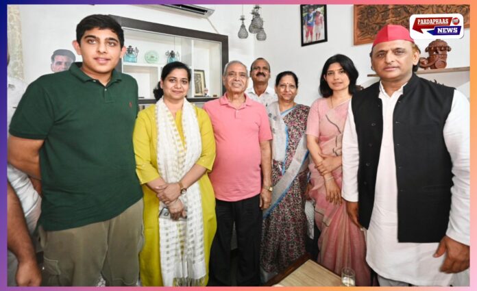 अंतरिक्ष से आंगन तक: कैप्टन शुभांशु शुक्ला के परिवार से मिले सपा प्रमुख अखिलेश यादव, बोले – ये उड़ान हर भारतीय की प्रेरणा