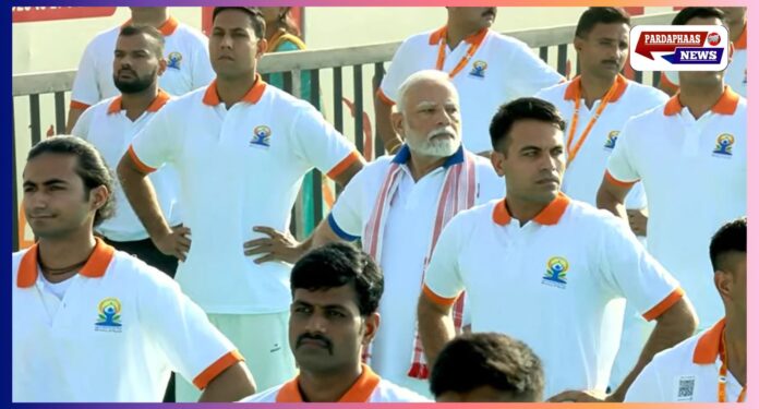 अंतर्राष्ट्रीय योग दिवस 2025: पीएम मोदी के नेतृत्व में विशाखापत्तनम में उमड़ा उत्साह, 3 लाख लोगों ने किया योग