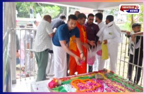 कारगिल शहीद इश्तियाक खान की मजार पर हुआ श्रद्धांजलि कार्यक्रम, सौंदर्यीकरण के लिए सौंपा गया पत्रक