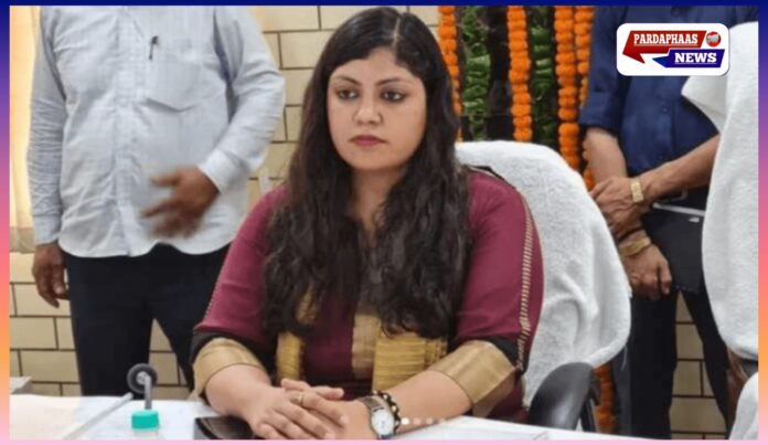यूपी में फिर चली 'तबादला एक्सप्रेस': 23 IAS अधिकारियों का बड़ा फेरबदल, 10 जिलों के डीएम बदले, नोएडा की कमान मेधा रूपम के हाथ