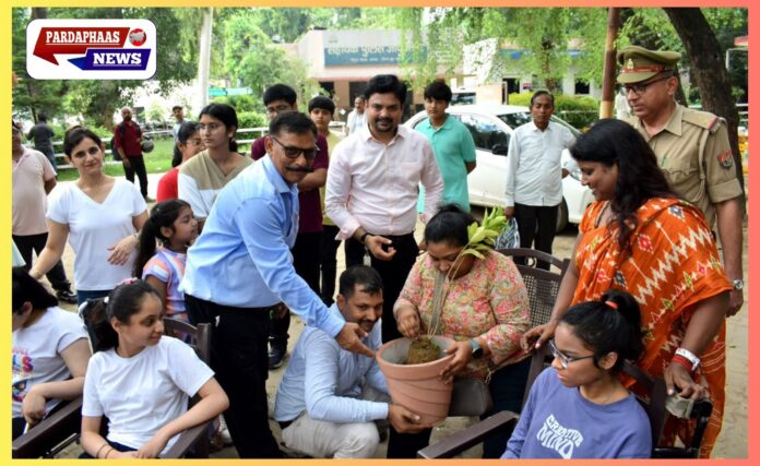 विश्व पर्यावरण संरक्षण दिवस पर दिव्यांग बच्चों और नोएडा पुलिस ने मिलकर चलाया पौधारोपण अभियान, समाज को दिया हरियाली और संवेदना का संदेश