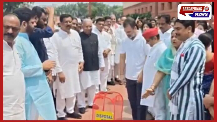 SIR के खिलाफ उबाल: संसद से सड़क तक विपक्ष का जोरदार विरोध, राहुल-प्रियंका ने फाड़ा फॉर्म