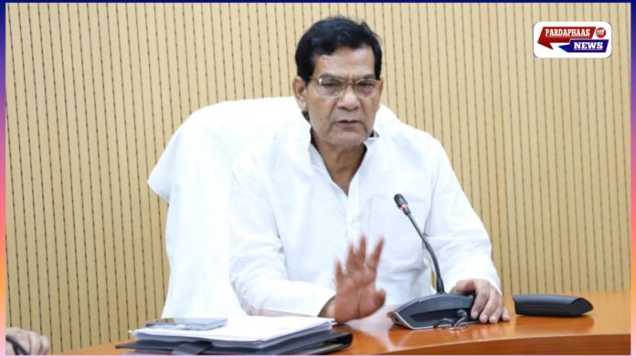'ऊर्जा' के साथ 'उलझन' भी बाँट रहे यूपी के मंत्री एके शर्मा, फ्री बिजली पर बिहार की NDA सरकार को ही बना डाला निशाना
