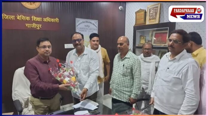 गाजीपुर में बीएसए हेमंत राव के चार वर्ष पूर्ण होने पर विशिष्ट बीटीसी शिक्षक संघ ने किया सम्मान