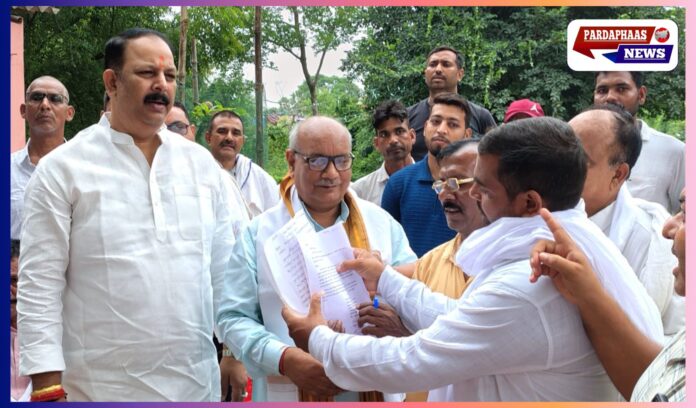 कारगिल शहीद इश्तियाक खान की मजार पर हुआ श्रद्धांजलि कार्यक्रम, सौंदर्यीकरण के लिए सौंपा गया पत्रक