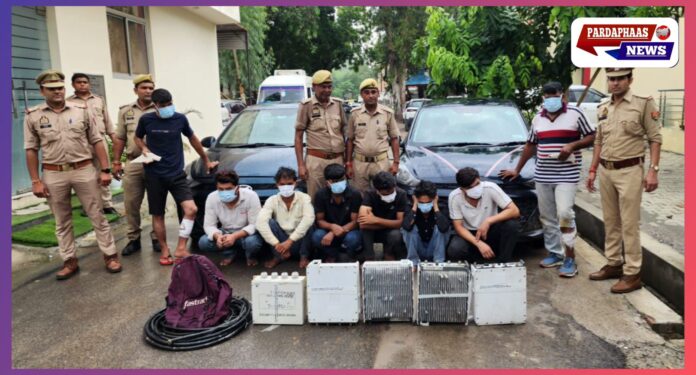 नोएडा पुलिस की बड़ी कार्रवाई: मोबाइल टावर से उपकरण चोरी करने वाला गैंग पकड़ा, 8 आरोपी गिरफ्तार, कारें-हथियार और भारी मात्रा में सामान बरामद