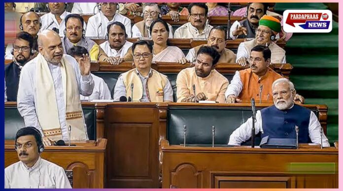 # संवैधान एवं राजनीति: 130वां संशोधन — सवाल, रणनीति और आगे की राह  नई दिल्ली — संसद की संयुक्त संसदीय समिति (JPC) को भेजने की मंजूरी मिलने के बाद गृह मंत्री **अमित शाह** ने गुरुवार को राज्यसभा में **संविधान के 130वें संशोधन** विधेयक को सभापटल पर रख दिया। अब सरकार की अगली कार्रवाई यह होगी कि दोनों सदनों में कुल 31 सदस्यीय जेपीसी का गठन किया जाए। समिति को रिपोर्ट सौंपने की समय-सीमा शीतकालीन सत्र के पहले सप्ताह के आख़िरी दिन तक रखी गई है — यानी करीब **तीन महीने** में जेपीसी को अपना निष्कर्ष संसद के समक्ष रखना होगा।  हालाँकि मुख्य प्रश्न यही बना हुआ है कि जब सरकार के पास संसद के दोनों सदनों में **दो-तिहाई बहुमत नहीं** है, तो ऐसा संवैधानिक संशोधन संसद से कैसे पारित होगा — और इसके पीछे एनडीए की वास्तविक मंशा क्या हो सकती है?  ### पास कराने का कानूनी और राजनीतिक कठिन रास्ता  संविधान में बदलाव के लिये दोनों सदनों में **दो-तिहाई बहुमत** अनिवार्य है। वर्तमान राजनीतिक संख्या-बल देखते हुए मोदी सरकार के पास यह सुनिश्चित बहुमत मौजूद नहीं है। इसलिए सीधे-सीधे पारित कराना संवैधानिक रूप से संभव नहीं दिखाई देता। इसका एक विकल्प यही है कि जेपीसी के माध्यम से व्यापक बहस कराकर राजनीतिक सहमति जुटाई जाए — या फिर बिल का स्वरूप इस तरह ढाला जाए कि समर्थन हासिल हो। परन्तु दोनों मंडलों में आवश्यक संख्यात्मक समर्थन के बिना संशोधन पारित कराना बेहद चुनौतीपूर्ण होगा।  ### JPC भेजना — राजनीतिक चाल या पारदर्शिता की पहल?  एनडीए ने विधेयक को जेपीसी के पास भेजने का फ़ैसला किया है। जेडीयू के सूत्रों का कहना है कि जेपीसी भेजना एक सकारात्मक कदम है — इससे विधेयक की तकनीकी और संवैधानिक बारीकियों पर गहराई से चर्चा हो सकेगी और पार्टियों को समय मिलेगा। जेडीयू सांसद कौशलेंद्र कुमार ने कहा कि इस बिल से ईमानदार राजनेताओं को कोई खतरा नहीं है, पर जिन पर भ्रष्टाचार के आरोप हैं, उन्हें इससे परेशानी हो सकती है — उनका स्पष्ट इशारा कुछ राजनीतिक परिवारों की ओर था।  ### घटक दलों की अनिर्णयशीलता — टीडीपी का रूख साफ नहीं  एनडीए के अन्य सहयोगी, खासकर तेलुगू देशम पार्टी (TDP), ने अभी तक विधेयक पर अपना स्पष्ट रुख नहीं बताया है। टीडीपी के भीतर और उसके नेता चंद्रबाबू नायडू के साथ विचार-विमर्श से पहले पार्टी कोई घोषणा नहीं कर रही है। अधिकारी सूत्रों की मानें तो नायडू से दिल्ली में चर्चा की संभावनाएं भी बन रही हैं, जहाँ वह केंद्रीय नेतृत्व से मिलने आ रहे हैं।  ### केंद्र का मकसद — संदेश भी और राजनीतिक मायने भी  सरकारी वर्क-स्रोतों की व्याख्या के अनुसार यह जरूरी नहीं कि सरकार द्वारा पेश किया गया हर विधेयक पारित ही हो; पर विधेयक संसद और समाज के समक्ष एक **स्पष्ट संदेश** भी भेजता है — यानी भ्रष्टाचार के खिलाफ सक्त रुख रखने की नीयत। सरकार का दावा है कि यह बिल उन लोगों के लिये चेतावनी भी है जो भ्रष्टाचार में लिप्त हैं। दूसरी ओर विपक्ष और आलोचक यह भी कहते हैं कि संवैधानिक प्रावधानों का दुरुपयोग राजनीतिक प्रतिद्वंद्वियों को निशाना बनाकर किया जा सकता है — इस घोषणा ने राजनीतिक बहस और तीव्र कर दी है।  ### आगे की प्रक्रिया — जेपीसी की टाइमलाइन और संभावित परिणाम  * **जेपीसी गठन:** दोनों सदनों से 31 सदस्यीय समिति बनेगी। * **समय-सीमा:** समिति को शीतकालीन सत्र के पहले सप्ताह के अंतिम दिन तक रिपोर्ट देनी है — लगभग **तीन महीने** का समय। * **परिणाम की संभावनाएँ:** जेपीसी रिपोर्ट के बाद सरकार या विपक्ष द्वारा संशोधन पर संसद में बहस और मतदान होगा; तब भी पास कराने के लिये सदन में पर्याप्त संख्यात्मक समर्थन की आवश्यकता रहेगी।  ### निष्कर्ष — कानूनी रास्ता कठिन, राजनीतिक लड़ाई तेज़  130वाँ संशोधन न केवल संवैधानिक मसले है बल्कि राजनीतिक संतुलन की भी कसौटी है। जेपीसी में भेजकर सरकार ने विधेयक को विस्तृत बहस के दायरे में ला दिया है — पर असली लड़ाई सदनों में बहुमत जुटाने की होगी। चाहे परिणाम जो भी रहे, यह घटनाक्रम भारतीय राजनीतिक इतिहास में दर्ज होगा — कि किस तरह संवैधानिक बदलाव के प्रयास पर राजनीतिक दलों ने समर्थन या विरोध का फैसला किया।  (रिपोर्ट उपलब्ध सूत्रों, पार्टियों के बयान और संसदीय प्रक्रियाओं के आधार पर तैयार की गई है।) # संवैधान एवं राजनीति: 130वां संशोधन — सवाल, रणनीति और आगे की राह नई दिल्ली — संसद की संयुक्त संसदीय समिति (JPC) को भेजने की मंजूरी मिलने के बाद गृह मंत्री **अमित शाह** ने गुरुवार को राज्यसभा में **संविधान के 130वें संशोधन** विधेयक को सभापटल पर रख दिया। अब सरकार की अगली कार्रवाई यह होगी कि दोनों सदनों में कुल 31 सदस्यीय जेपीसी का गठन किया जाए। समिति को रिपोर्ट सौंपने की समय-सीमा शीतकालीन सत्र के पहले सप्ताह के आख़िरी दिन तक रखी गई है — यानी करीब **तीन महीने** में जेपीसी को अपना निष्कर्ष संसद के समक्ष रखना होगा। हालाँकि मुख्य प्रश्न यही बना हुआ है कि जब सरकार के पास संसद के दोनों सदनों में **दो-तिहाई बहुमत नहीं** है, तो ऐसा संवैधानिक संशोधन संसद से कैसे पारित होगा — और इसके पीछे एनडीए की वास्तविक मंशा क्या हो सकती है? ### पास कराने का कानूनी और राजनीतिक कठिन रास्ता संविधान में बदलाव के लिये दोनों सदनों में **दो-तिहाई बहुमत** अनिवार्य है। वर्तमान राजनीतिक संख्या-बल देखते हुए मोदी सरकार के पास यह सुनिश्चित बहुमत मौजूद नहीं है। इसलिए सीधे-सीधे पारित कराना संवैधानिक रूप से संभव नहीं दिखाई देता। इसका एक विकल्प यही है कि जेपीसी के माध्यम से व्यापक बहस कराकर राजनीतिक सहमति जुटाई जाए — या फिर बिल का स्वरूप इस तरह ढाला जाए कि समर्थन हासिल हो। परन्तु दोनों मंडलों में आवश्यक संख्यात्मक समर्थन के बिना संशोधन पारित कराना बेहद चुनौतीपूर्ण होगा। ### JPC भेजना — राजनीतिक चाल या पारदर्शिता की पहल? एनडीए ने विधेयक को जेपीसी के पास भेजने का फ़ैसला किया है। जेडीयू के सूत्रों का कहना है कि जेपीसी भेजना एक सकारात्मक कदम है — इससे विधेयक की तकनीकी और संवैधानिक बारीकियों पर गहराई से चर्चा हो सकेगी और पार्टियों को समय मिलेगा। जेडीयू सांसद कौशलेंद्र कुमार ने कहा कि इस बिल से ईमानदार राजनेताओं को कोई खतरा नहीं है, पर जिन पर भ्रष्टाचार के आरोप हैं, उन्हें इससे परेशानी हो सकती है — उनका स्पष्ट इशारा कुछ राजनीतिक परिवारों की ओर था। ### घटक दलों की अनिर्णयशीलता — टीडीपी का रूख साफ नहीं एनडीए के अन्य सहयोगी, खासकर तेलुगू देशम पार्टी (TDP), ने अभी तक विधेयक पर अपना स्पष्ट रुख नहीं बताया है। टीडीपी के भीतर और उसके नेता चंद्रबाबू नायडू के साथ विचार-विमर्श से पहले पार्टी कोई घोषणा नहीं कर रही है। अधिकारी सूत्रों की मानें तो नायडू से दिल्ली में चर्चा की संभावनाएं भी बन रही हैं, जहाँ वह केंद्रीय नेतृत्व से मिलने आ रहे हैं। ### केंद्र का मकसद — संदेश भी और राजनीतिक मायने भी सरकारी वर्क-स्रोतों की व्याख्या के अनुसार यह जरूरी नहीं कि सरकार द्वारा पेश किया गया हर विधेयक पारित ही हो; पर विधेयक संसद और समाज के समक्ष एक **स्पष्ट संदेश** भी भेजता है — यानी भ्रष्टाचार के खिलाफ सक्त रुख रखने की नीयत। सरकार का दावा है कि यह बिल उन लोगों के लिये चेतावनी भी है जो भ्रष्टाचार में लिप्त हैं। दूसरी ओर विपक्ष और आलोचक यह भी कहते हैं कि संवैधानिक प्रावधानों का दुरुपयोग राजनीतिक प्रतिद्वंद्वियों को निशाना बनाकर किया जा सकता है — इस घोषणा ने राजनीतिक बहस और तीव्र कर दी है। ### आगे की प्रक्रिया — जेपीसी की टाइमलाइन और संभावित परिणाम * **जेपीसी गठन:** दोनों सदनों से 31 सदस्यीय समिति बनेगी। * **समय-सीमा:** समिति को शीतकालीन सत्र के पहले सप्ताह के अंतिम दिन तक रिपोर्ट देनी है — लगभग **तीन महीने** का समय। * **परिणाम की संभावनाएँ:** जेपीसी रिपोर्ट के बाद सरकार या विपक्ष द्वारा संशोधन पर संसद में बहस और मतदान होगा; तब भी पास कराने के लिये सदन में पर्याप्त संख्यात्मक समर्थन की आवश्यकता रहेगी। ### निष्कर्ष — कानूनी रास्ता कठिन, राजनीतिक लड़ाई तेज़ 130वाँ संशोधन न केवल संवैधानिक मसले है बल्कि राजनीतिक संतुलन की भी कसौटी है। जेपीसी में भेजकर सरकार ने विधेयक को विस्तृत बहस के दायरे में ला दिया है — पर असली लड़ाई सदनों में बहुमत जुटाने की होगी। चाहे परिणाम जो भी रहे, यह घटनाक्रम भारतीय राजनीतिक इतिहास में दर्ज होगा — कि किस तरह संवैधानिक बदलाव के प्रयास पर राजनीतिक दलों ने समर्थन या विरोध का फैसला किया। (रिपोर्ट उपलब्ध सूत्रों, पार्टियों के बयान और संसदीय प्रक्रियाओं के आधार पर तैयार की गई है।)