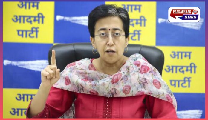 मानसून में नल सूख रहे, सड़कों पर पानी — आतिशी ने सीएम रेखा गुप्ता को नोटिस भेजा, दिल्ली जल संकट पर तत्काल कार्रवाई की मांग
