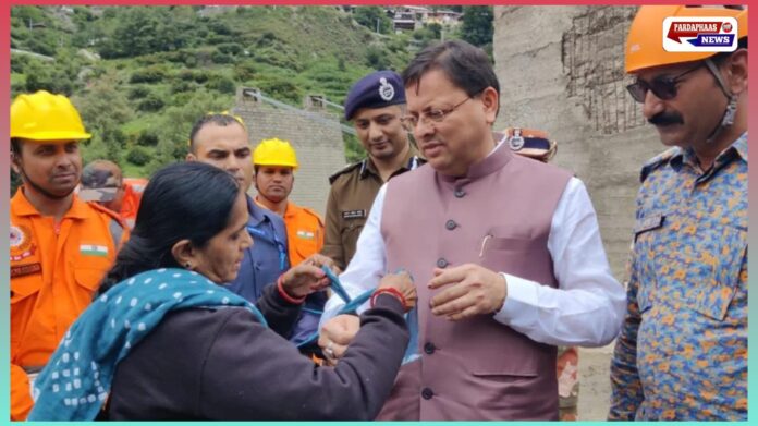 धराली आपदा राहत अभियान के बीच दिखा मानवीय संवेदना का अनमोल दृश्य, साड़ी का टुकड़ा फाड़कर महिला ने सीएम धामी को बांधी राखी