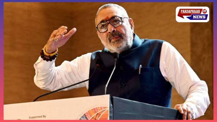 गिरिराज सिंह ने राहुल–तेजस्वी पर किया कटाक्ष; पटना में बीजेपी–कांग्रेस कार्यकर्ताओं में झड़पें