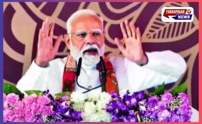 बिहार विधानसभा चुनाव से पहले पीएम मोदी देंगे सीमांचल को बड़ी सौगात, पूर्णिया एयरपोर्ट का करेंगे उद्घाटन बिहार विधानसभा चुनाव से ठीक पहले सीमांचल के लोगों को एक बड़ा तोहफ़ा मिलने जा रहा है। प्रधानमंत्री नरेंद्र मोदी सोमवार (15 सितंबर) को पूर्णिया एयरपोर्ट का उद्घाटन करेंगे और इसे जनता को समर्पित करेंगे। यह कदम बिहार में हवाई कनेक्टिविटी को मज़बूत करने और क्षेत्रीय विकास को नई गति देने की दिशा में बेहद अहम माना जा रहा है। पूर्वी भारत का दूसरा सबसे बड़ा एयरपोर्ट पूर्णिया एयरपोर्ट कोलकाता के बाद पूर्वी भारत का सबसे बड़ा एयरपोर्ट होगा। इसका 2800 मीटर लंबा रनवे और 4000 स्क्वायर मीटर का आधुनिक टर्मिनल भवन इसे खास बनाता है। स्थानीय लोग मानते हैं कि एयरपोर्ट शुरू होने से सीमांचल की आर्थिक और व्यापारिक स्थिति में क्रांतिकारी बदलाव आएगा। क्षेत्र के युवक-युवतियों को नए रोज़गार के अवसर मिल रहे हैं और छोटे-बड़े व्यापारियों के लिए बाज़ार के विस्तार का रास्ता खुल रहा है। पहले था डिफेंस एयरपोर्ट इतिहास पर नज़र डालें तो यहां पहले डिफेंस एयरपोर्ट हुआ करता था। 1962 के भारत-चीन युद्ध के बाद 1963 में वायुसेना ने इसे सिलीगुड़ी कॉरिडोर के लिए लॉन्चिंग बेस के रूप में विकसित किया था। 1950 और 70 के दशक में कुछ समय तक यहां से कोलकाता के लिए वाणिज्यिक उड़ानें भी संचालित हुईं, लेकिन पर्याप्त बुनियादी ढांचे के अभाव में ये सेवाएं बंद हो गईं। इंडिगो एयरलाइंस करेगी शुरुआत नए एयरपोर्ट के उद्घाटन के साथ ही इंडिगो एयरलाइंस 17 सितंबर से रांची–पूर्णिया–कोलकाता रूट पर उड़ान सेवा शुरू करने जा रही है। शुरुआती चरण में यह उड़ान सप्ताह में तीन दिन — सोमवार, बुधवार और शुक्रवार — चलेगी। त्योहारों से पहले बिहारवासियों के लिए राहत पूर्णिया एयरपोर्ट की सौगात ऐसे समय आई है जब दिवाली और छठ पूजा जैसे बड़े त्योहार नज़दीक हैं। दूसरे राज्यों में रहने वाले लाखों बिहारवासी त्योहारों पर घर लौटते हैं। एयरपोर्ट शुरू होने से उन्हें यात्रा का एक और सुविधाजनक विकल्प मिलेगा, जिससे उनकी घर वापसी और भी आसान हो जाएगी। पूर्णिया एयरपोर्ट का उद्घाटन न केवल सीमांचल बल्कि पूरे बिहार की कनेक्टिविटी, व्यापार और रोज़गार के लिए एक ऐतिहासिक मील का पत्थर साबित होगा।