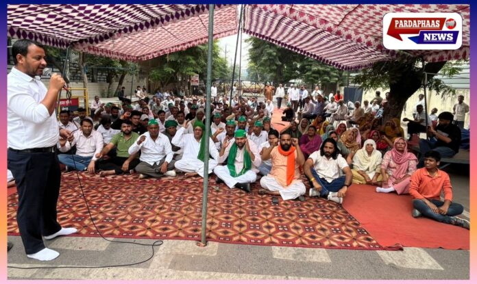 कागज़ बोलता है: किसानों का नोएडा प्राधिकरण पर बकाया है — सुधीर चौहान कागज़ बोलता है: किसानों का नोएडा प्राधिकरण पर बकाया है — सुधीर चौहान