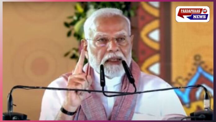 मुजफ्फरपुर में पीएम मोदी की गर्जना: “छठ महापर्व हमारी अस्मिता, बिहार के विकास से ही बनेगा विकसित भारत” मुजफ्फरपुर | बिहार चुनाव 2025 — प्रधानमंत्री नरेंद्र मोदी ने बिहार विधानसभा चुनाव के मद्देनज़र आज मुजफ्फरपुर के मोतीपुर में विशाल जनसभा को संबोधित किया। दरभंगा एयरपोर्ट पर उतरने के बाद बीजेपी-एनडीए कार्यकर्ताओं ने उनका गर्मजोशी से स्वागत किया। पीएम मोदी ने जनसभा की शुरुआत “भारत माता की जय” के नारों के साथ की और कहा कि वह “बिहार के लोगों के बहुत बड़े कर्जदार” हैं। उन्होंने कहा कि यह जनसभा छठ महापर्व के बाद उनकी पहली सभा है, जो बिहार और पूरे देश के गौरव का प्रतीक है। छठ को यूनेस्को की सूची में शामिल करने की कोशिश पीएम मोदी ने कहा, “छठी मैया की पूजा में मां की भक्ति, क्षमता, ममता और सामाजिक समरसता का भाव होता है। यह हमारी साझी सांस्कृतिक विरासत का हिस्सा है। हमारी सरकार कोशिश कर रही है कि छठ महापर्व को यूनेस्को की अमूर्त सांस्कृतिक धरोहर सूची में शामिल कराया जाए। जब ऐसा होगा तो हर बिहारी को और हर हिंदुस्तानी को गर्व होगा।” कांग्रेस-आरजेडी पर तीखा हमला प्रधानमंत्री ने विपक्ष पर तीखे प्रहार किए। उन्होंने कहा, “जब मैं छठी मैया को वैश्विक सम्मान दिलाने की कोशिश कर रहा हूं, तब कांग्रेस और आरजेडी के लोग छठ महापर्व का अपमान कर रहे हैं। क्या कोई सिर्फ वोट पाने के लिए हमारी आस्था का अपमान कर सकता है? बिहार और देश ऐसा अपमान कभी बर्दाश्त नहीं करेगा। ऐसे लोगों को जनता सजा देगी।” “बिहार का कर्जदार हूं” — पीएम मोदी मोदी ने मुजफ्फरपुर की मशहूर लीची का जिक्र करते हुए कहा, “आपकी लीची जितनी मीठी है, उतनी ही आपकी बोली भी। बारिश के बावजूद इतनी बड़ी संख्या में लोगों का जुटना बताता है कि बिहार में फिर एक बार एनडीए की सरकार बनने जा रही है। मैं बिहार का बहुत बड़ा कर्जदार हूं।” आरजेडी-कांग्रेस पर ‘जंगलराज’ का आरोप प्रधानमंत्री मोदी ने कहा कि बिहार के विकास के बिना भारत का विकास संभव नहीं है। उन्होंने कहा, “आरजेडी और कांग्रेस ने बिहार पर वर्षों तक राज किया, लेकिन राज्य को पिछड़ेपन से बाहर नहीं निकाला। इनकी पहचान 5 ‘क’ से है — कट्टा, क्रूरता, कटुता, कुशासन और करप्शन — यही जंगलराज की पहचान है।” विकसित भारत में बिहार की भूमिका पीएम मोदी ने कहा कि एनडीए सरकार की प्राथमिकता बिहार का समग्र विकास है। “जब भारत ज्ञान और समृद्धि में अग्रणी था, तब बिहार की भूमिका अहम थी। आज ‘विकसित भारत’ के सपने को साकार करने के लिए बिहार का विकसित होना अत्यंत आवश्यक है।” संदेश साफ़ था — मोदी ने विकास, संस्कृति और आस्था के मेल से बिहार की जनता के सामने अपनी बात रखी, वहीं आरजेडी-कांग्रेस पर तीखे वार कर एनडीए के पक्ष में माहौल बनाने की कोशिश की।