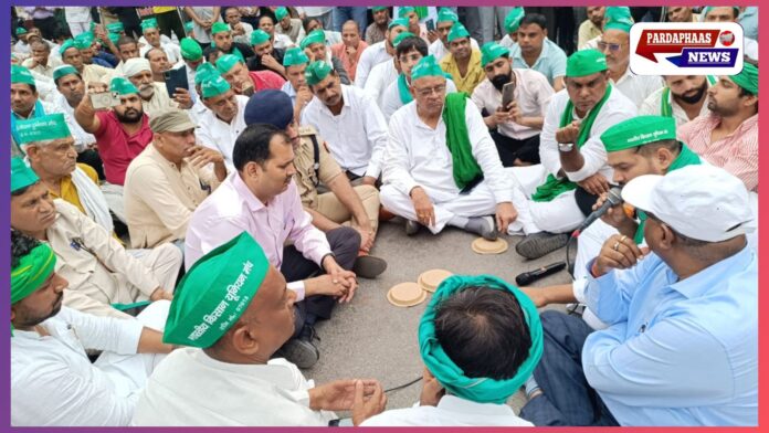 नोएडा में किसानों और पुलिस में भिड़ंत: 81 गांवों के किसानों ने शुरू किया नोएडा प्राधिकरण पर अनिश्चितकालीन धरना, प्रशासन के खिलाफ गूंजे नारे नोएडा में किसानों और पुलिस में भिड़ंत: 81 गांवों के किसानों ने शुरू किया नोएडा प्राधिकरण पर अनिश्चितकालीन धरना, प्रशासन के खिलाफ गूंजे नारे