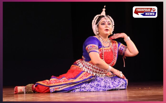 ‘राधे राधे’ में ओडिसी नृत्य की भक्ति-रसधारा — डॉ. अतासी मिश्रा ने साकार किया राधा-कृष्ण का दिव्य प्रेम ‘राधे राधे’ में ओडिसी नृत्य की भक्ति-रसधारा — डॉ. अतासी मिश्रा ने साकार किया राधा-कृष्ण का दिव्य प्रेम